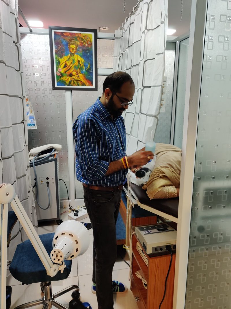 Dr Rohit Kaushal treating patient with electrotherapy at Krishna Sports Physio Shimla